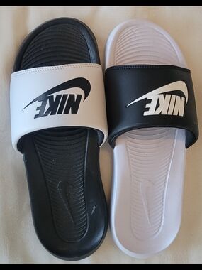 Nike Black & White Foam Slides.  Like New. Size US7.